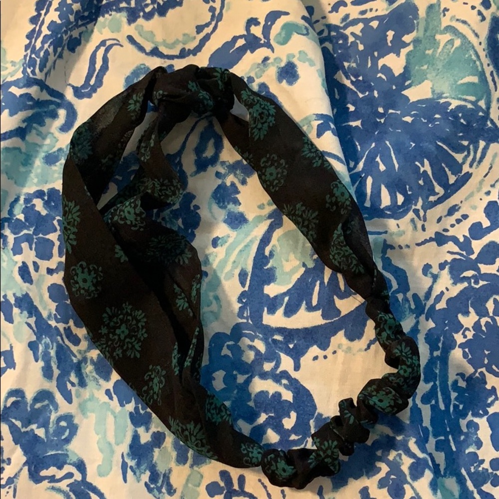 Super cute headband! Fits all. Never worn